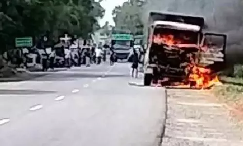 அரச்சலூர் அருகே லாரி தீ பிடித்து எரிந்ததால் பரபரப்பு- டிரைவர் அதிர்ஷ்டமாக உயிர் தப்பினார்