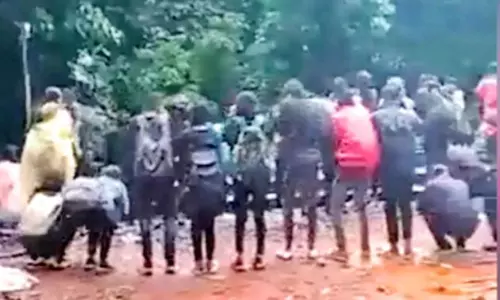 நீர்வீழ்ச்சியை காண ஆபத்தான பயணம்- தடையை மீறிய சுற்றுலா பயணிகளுக்கு போலீசாரின் நூதன தண்டனை