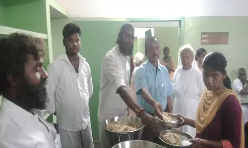 நிலக்கோட்டையில் ஆதரவற்றோருக்கு அன்னதானம்