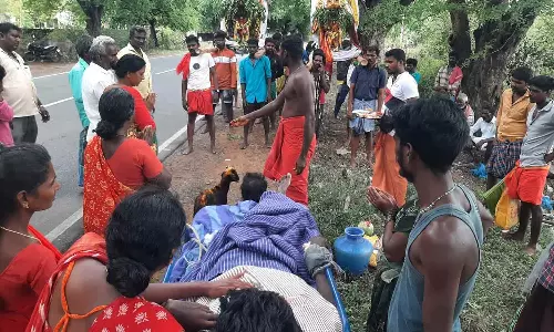 விபத்தில் சிக்கியவர் குணமடைய ஆடு பலியிட்டு நேர்த்திக்கடன் செலுத்திய கிராம மக்கள்