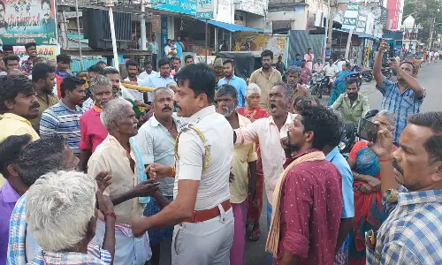 கம்பத்தில் சுகாதார வளாக வசதி கேட்டு பொதுமக்கள் சாலை மறியல்