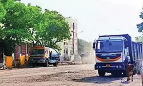 பெருங்குடி-துரைப்பாக்கம் 7 ஆண்டுகளாக கேட்பாரற்று கிடக்கும் சாலை- வாகனங்கள் ஏற்படுத்தும் புழுதி படலம்