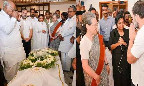 உம்மன் சாண்டி உடலுக்கு சோனியா காந்தி, கார்கே, ராகுல் காந்தி, சித்தராமையா நேரில் அஞ்சலி