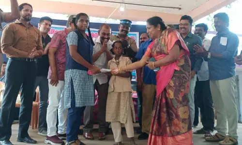 அரசு பள்ளி மாணவர்களுக்கு பாராட்டு விழா