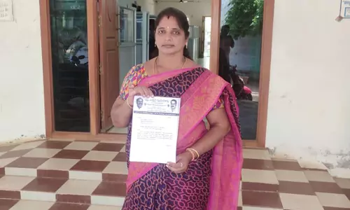 வேலூர் பேரூராட்சி 17-வது வார்டு பெண் கவுன்சிலர் தர்ணா போராட்டம்