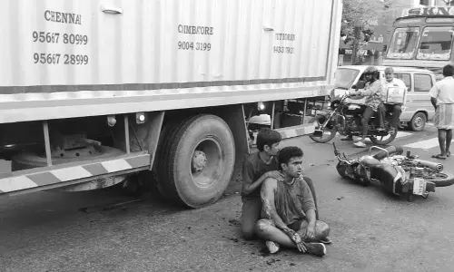 திருப்பூரில் லாரி மோதி கல்லூரி மாணவர் பலி