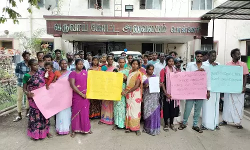 பழங்குடி கிராமத்தினர் வீட்டுமனை பட்டா கேட்டு கோட்டாட்சியரிடம் மனு