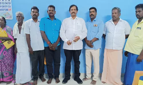 கடலூர் அருகே  விவசாய நிலத்தில் பிணம் புதைத்தவர்கள் மீது நடவடிக்கை எடுக்க வேண்டும்: துணை மேயர் தலைமையில் கோரிக்கை மனு