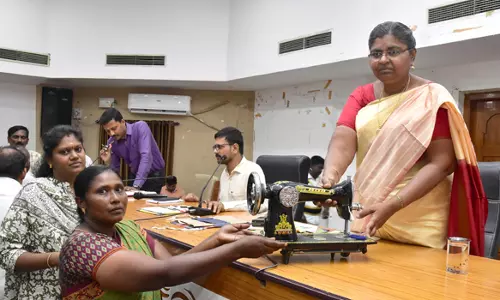 நாமக்கல் மக்கள் குறைதீர்க்கும் முகாமில்பொது மக்களுக்கு நலத்திட்ட உதவிகள்