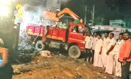 மார்த்தாண்டம் மார்க்கெட்டில் மலைபோல் குவிந்திருந்த குப்பைகள் அகற்றம்