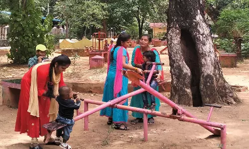 வேப்பமூடு மாநகராட்சி பூங்காவில் உடைந்து கிடக்கும் விளையாட்டு உபகரணங்கள்