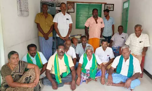 சுக்கம்பாளையம் ஊராட்சி அலுவலகத்தில் விவசாயிகள் தர்ணா