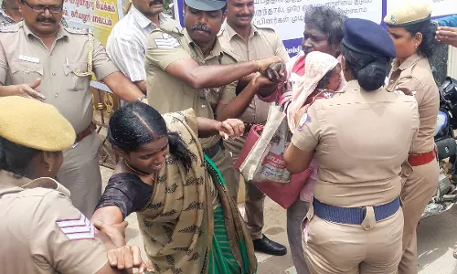 பெண் தீக்குளிக்க முயற்சி