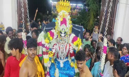 விக்கிரவாண்டி  அங்காளம்மன் கோவிலில் ஆடி அமாவாசை ஊஞ்சல் உற்சவம்:  ஏராளமான பக்தர்கள் தரிசனம் செய்தனர்