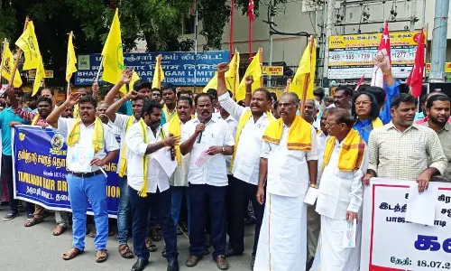 தருமபுரியில்   சலூன் கடையை இடித்ததை கண்டித்து ஆர்ப்பாட்டம்