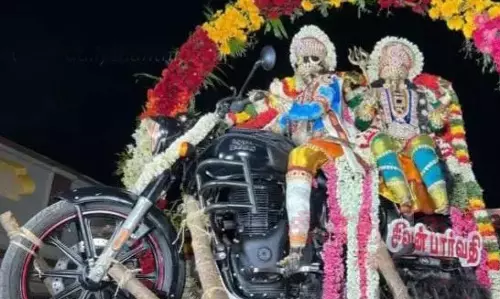 பைக்கில் வீதி உலா வந்த சிவன்-பார்வதி
