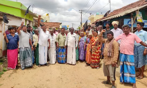 பட்டா கேட்டு வீடுகளில் கருப்புக்கொடிகளை கட்டி போராட்டம்