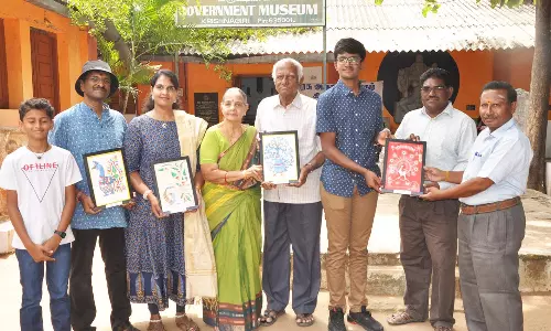 கிருஷ்ணகிரி அருங்காட்சியகத்திற்கு ஓவியங்களை வழங்கிய பெங்களூரு மாணவர்