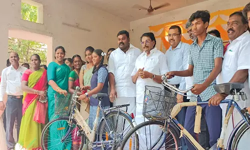 சங்கரன்கோவிலில் 13,053 மாணவ-மாணவிகளுக்கு விலையில்லா சைக்கிள்கள்-அமைச்சர் கே.கே.எஸ்.எஸ்.ஆர். ராமச்சந்திரன் வழங்கினார்