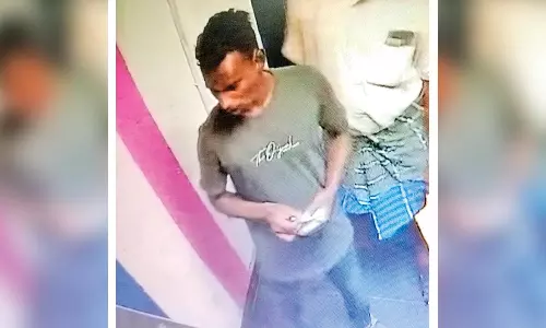 கடையநல்லூரில் நூதன முறையில் ஏ.டி.எம். கார்டை திருடி பணம் பறித்த வாலிபர் யார்?- சி.சி.டி.வி. காட்சிகள் மூலம் போலீசார் விசாரணை