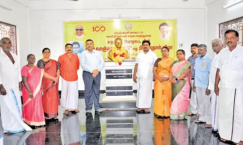 செங்கோட்டையில் வாஞ்சிநாதன் சிலைக்கு மாலை அணிவித்து மரியாதை