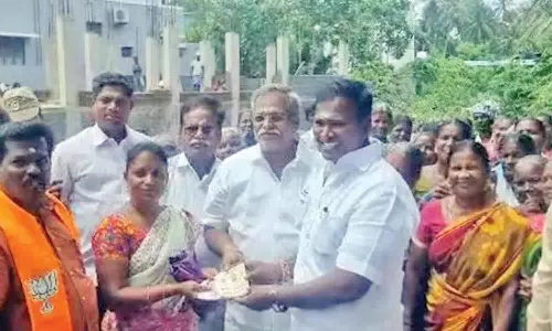 மோடி குறித்து கேள்வி கேட்டு பாரதிய ஜனதா அமைச்சர் பரிசுத்தொகை வழங்கினார்