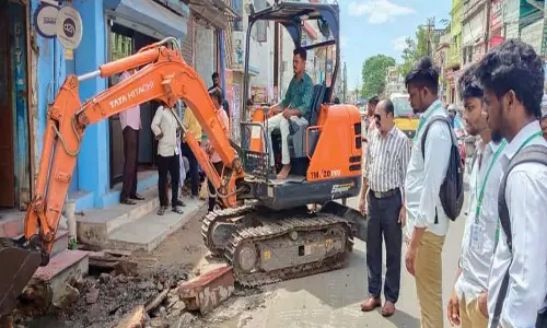 டவுன் தெற்கு ரத வீதியில் ஆக்கிரமிப்புகள் அகற்றம்- மாநகராட்சி அதிகாரிகள் நடவடிக்கை