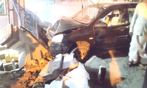 மேட்டுப்பாளையத்தில் வீட்டின் காம்பவுண்டு சுவரில் மோதிய கார்