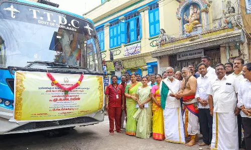 ஆடி மாத அம்மன் கோவில் சுற்றுலா- அமைச்சர் பி.கே.சேகர்பாபு கொடியசைத்து தொடங்கி வைத்தார்