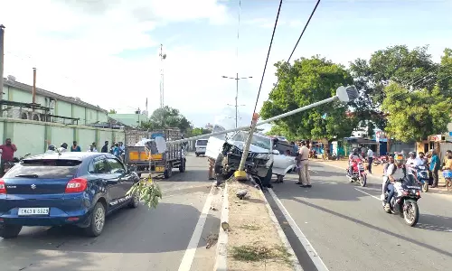 கோவை-பொள்ளாச்சி ரோட்டில் 450 கிலோ குட்கா கடத்திய கார் விபத்தில் சிக்கியது