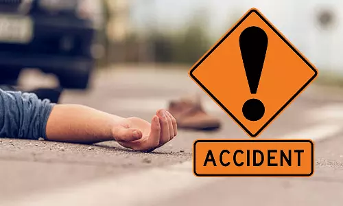 கார் மோதி 7-ம் வகுப்பு மாணவன்-முதியவர் சாவு