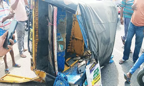 ஆட்டோ மீது லாரி மோதி 8 மாணவர்கள் படுகாயம்