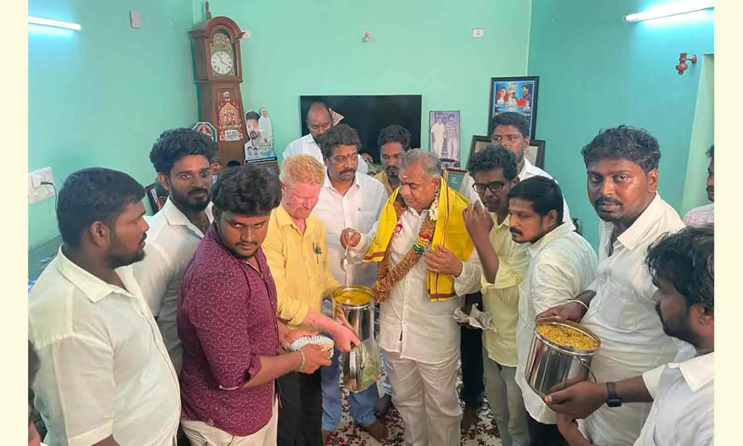 கோவில் பிரசாதம் வழங்கி விஜய் மக்கள் இயக்க நிர்வாகிகள் வாழ்த்து கோவில் பிரசாதம் வழங்கி விஜய் மக்கள் இயக்க நிர்வாகிகள் வாழ்த்து