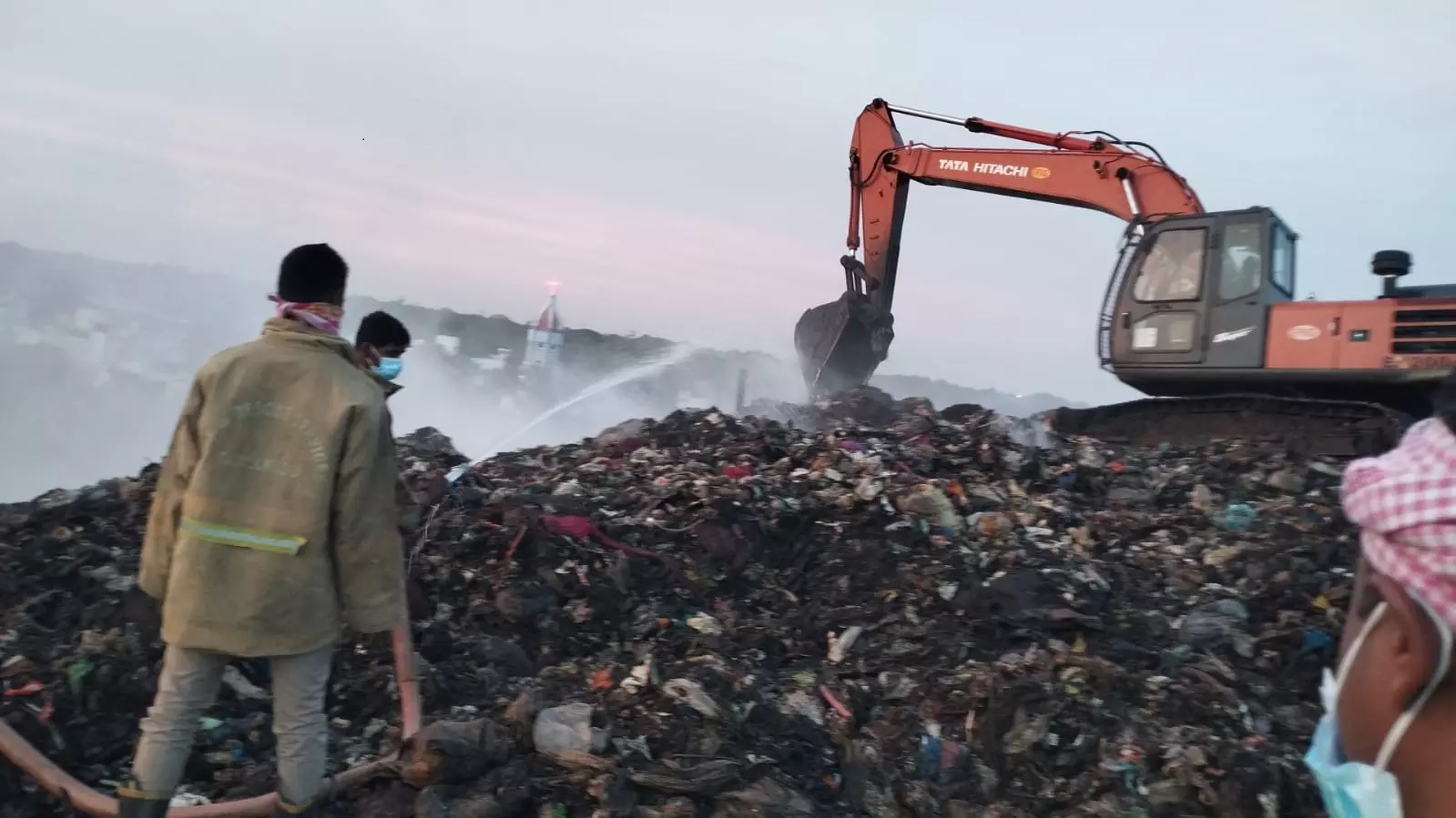 அரியமங்கலம் குப்பை கிடங்கில் தீ அரியமங்கலம் குப்பை கிடங்கில் தீ