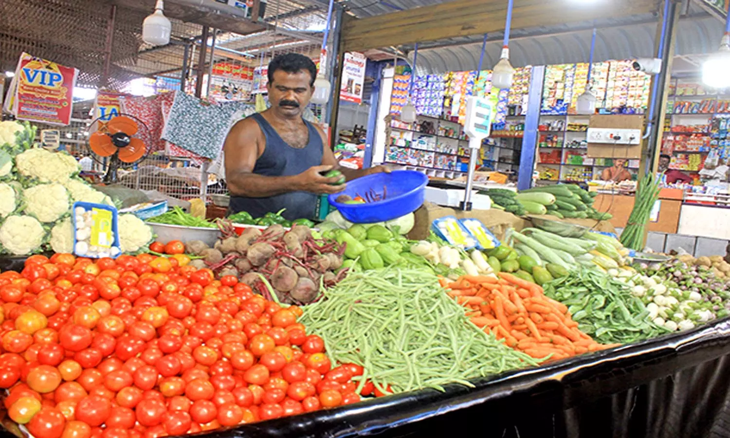 நெல்லையில் தக்காளி, சின்ன வெங்காயம் விலை தொடர்ந்து உச்சம்
