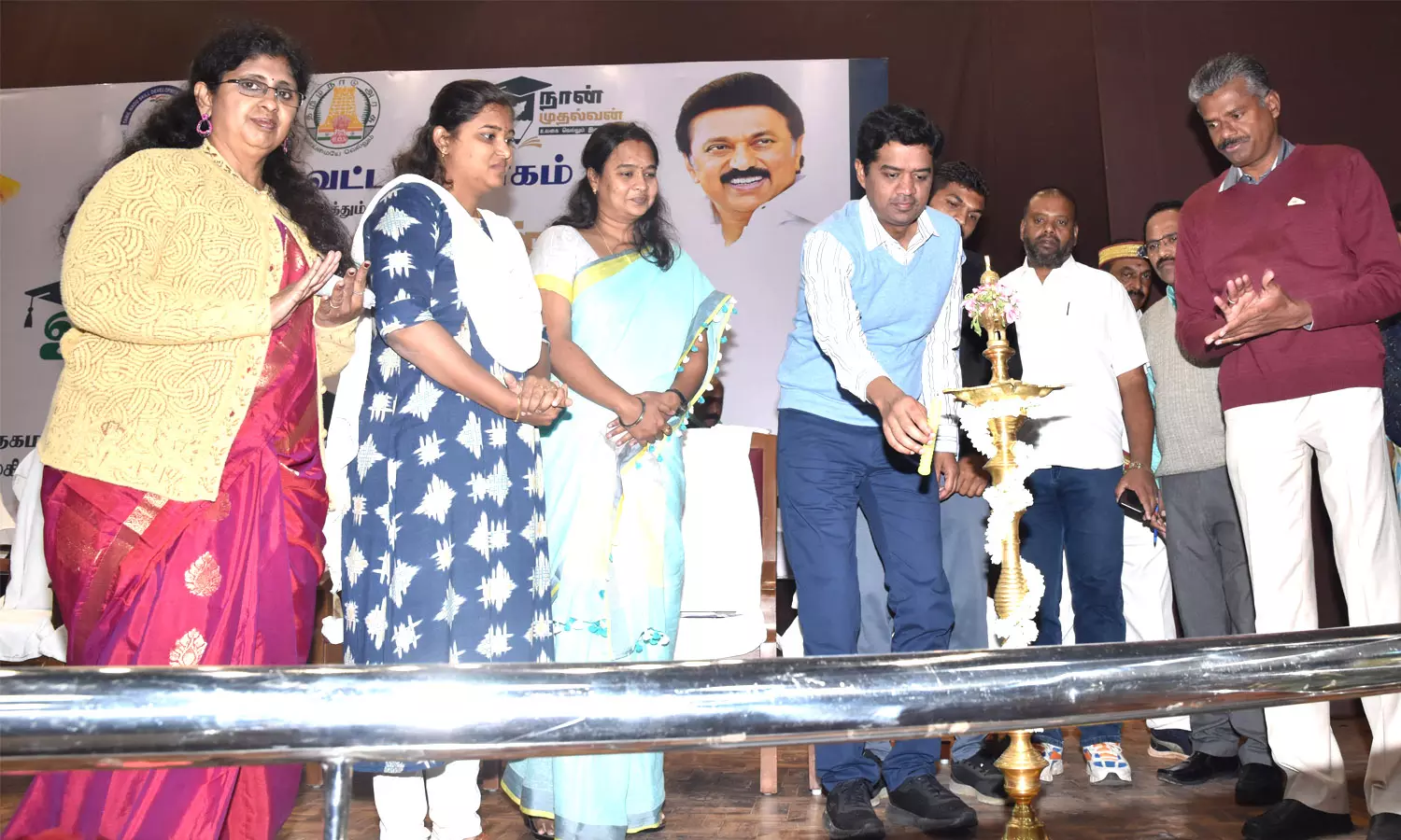 பள்ளிபடிப்பை முடித்த மாணவர்கள் கல்லூரியில் சேர்ந்து வாழ்க்கையில் உயர்ந்த நிலை அடைய வேண்டும் - கலெக்டர் அம்ரித் வேண்டுகோள் பள்ளிபடிப்பை முடித்த மாணவர்கள் கல்லூரியில் சேர்ந்து வாழ்க்கையில் உயர்ந்த நிலை அடைய வேண்டும் - கலெக்டர் அம்ரித் வேண்டுகோள்