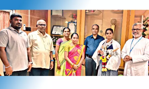 பதக்கம் வென்ற அருள் ஆனந்தர் கல்லூரி மாணவி