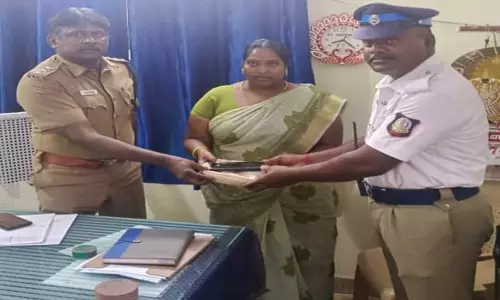 திண்டுக்கல் அருகே பஸ்சில் தவறவிட்ட பணம் உரியவரிடம் ஒப்படைப்பு