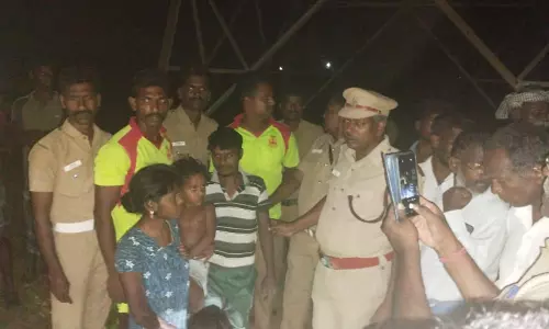 மின் டவர் மீது ஏறி தற்கொலை மிரட்டல்