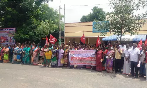 இந்திய கட்டுமான தொழிலாளர் சங்கத்தினர் ஆர்ப்பாட்டம்