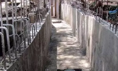 அச்சரப்பாக்கத்தில் மழைநீர் கால்வாயுடன் சாலை அமைக்க வேண்டும்- பொது மக்கள் கோரிக்கை