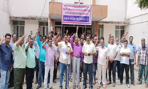 காரைக்காலில் மின்துறை ஊழியர்கள் ஆர்ப்பாட்டம்