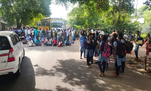 விக்கிரவாண்டி அருகே விழுப்புரம் - வழுதாவூர் சாலையில் வி.சி.க.வினர் திடீர் சாலை மறியல்