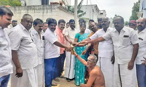 ஆலங்குளத்தில் ரூ.85 லட்சம் செலவில் சிமெண்ட் சாலை- சிவபத்மநாதன் தொடங்கி  வைத்தார்