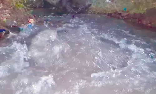 பைப் உடைந்து சாலையில் வீணாக செல்லும் தண்ணீர்