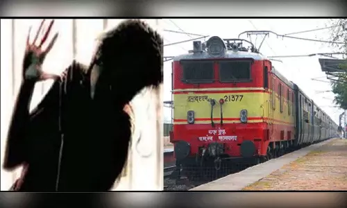 ரெயில் முன் பாய்ந்து பெண் தற்கொலை