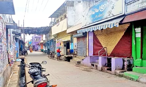 முக்கூடலில் போலீசாரை கண்டித்து வியாபாரிகள் கடையடைப்பு