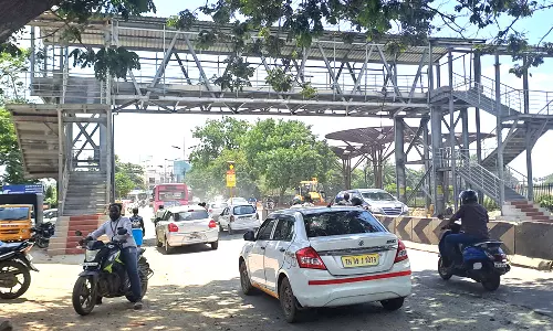 குனியமுத்தூர் அரசு மேல்நிலைப்பள்ளி முன்பு வைக்கப்பட்டுள்ள நடைமேடை பயன்பாட்டிற்கு வருமா?