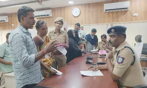 இளம்பெண் பிளேடால் கையை அறுக்க முயற்சி