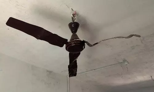 குறிச்சி அரசு பள்ளியில் நாற்காலிகளை உடைத்து அட்டகாசம்